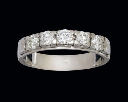Ring aus 18-karätigem Weißgold mit fünf Diamanten 