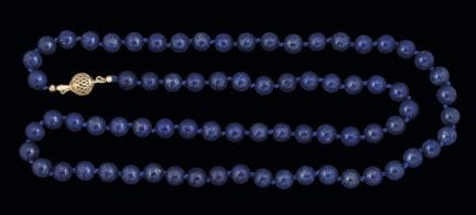 Halskette aus Lapislazuli-Perlen mit einem Durchme