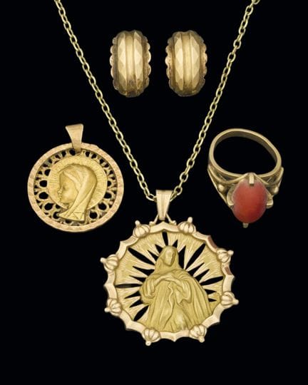 Miscellaneous jewelry pieces, mostly in 18K yellow