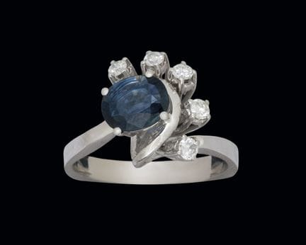 Ring aus 18-karätigem Weißgold mit einem blauen Sa