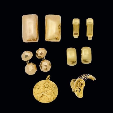 Miscellaneous 18K yellow gold items. Some are brok