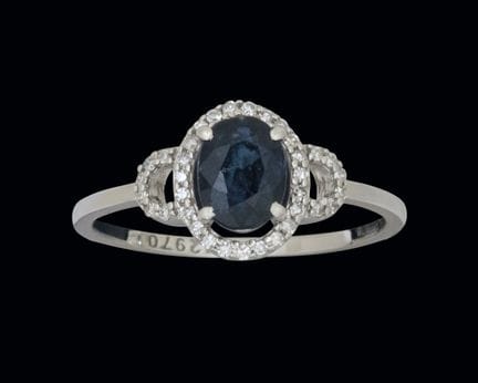 Platinring mit einem blauen Saphir im Ovalschliff 