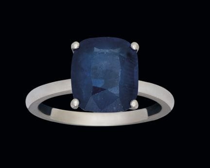 Ring aus 18-karätigem Weißgold mit einem blauen Sa
