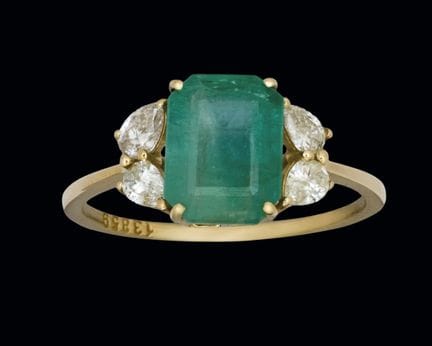 Ring aus 14-karätigem Gelbgold mit einem Smaragd a