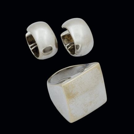 Ring und Ohrringe aus 18-karätigem Weißgold in ein