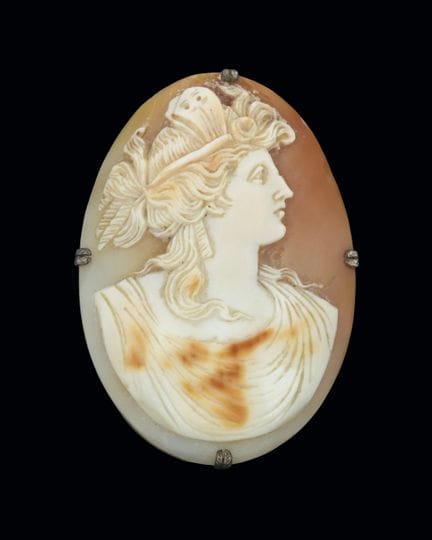 Geschnitzte Kamee-Brosche mit einer Frauenfigur im