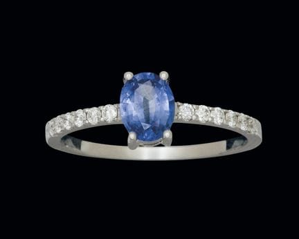 Ring aus 18-karätigem Weißgold mit einem oval gesc