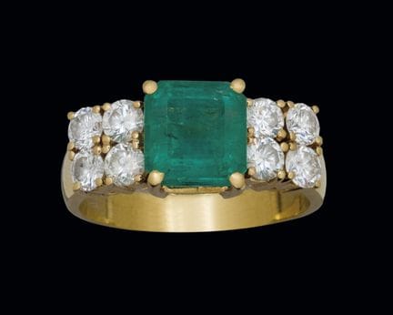 Ring aus 18-karätigem Gelbgold mit einem Smaragd u