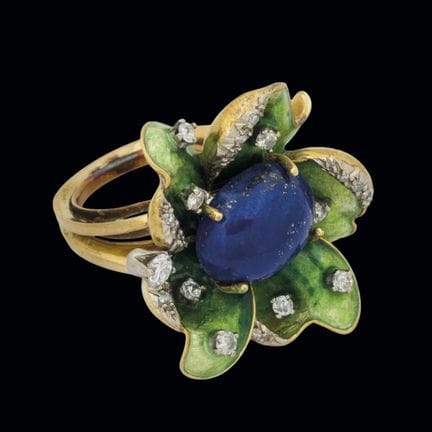 18K yellow gold ring crafted in the shape of a flo