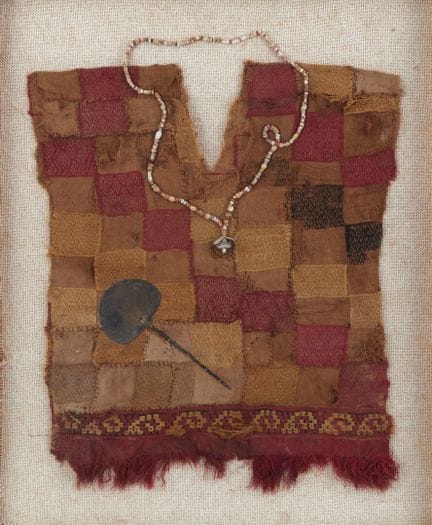 PONCHO
Featuring a checkered pattern arranged diag