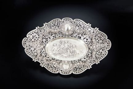OVAL OPENWORK BOWL
Decorated with friezes of flowe