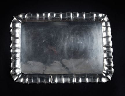 TRAY
Made of foreign silver
Weight: 1,362 g
L: 44 