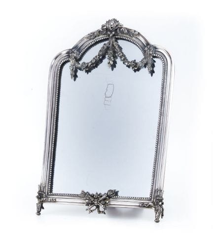 ESPEJO DE MESA
Con decoración de guirnaldas y fris