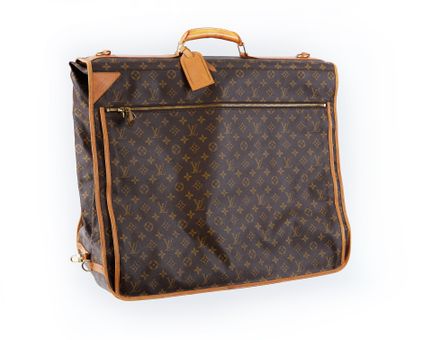 LOUIS VUITTON -  BOLSA PARA ROPA
Incluye cuatro pe