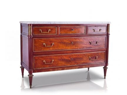 CHEST OF DRAWERS
Features three rows of drawers on