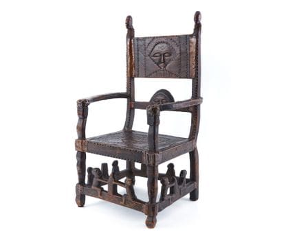 ARMCHAIR
The backrest is carved in relief with two