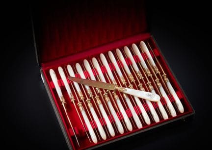 TWENTY-FOUR DESSERT KNIVES
Made of vermeil and mot
