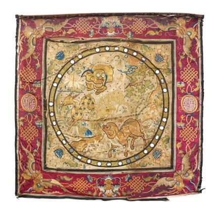 CHINA - 19th century
Beige silk panel embroidered 
