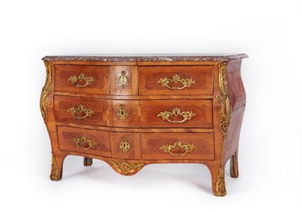 CHEST OF DRAWERS
Tomb-shaped with a curved front a