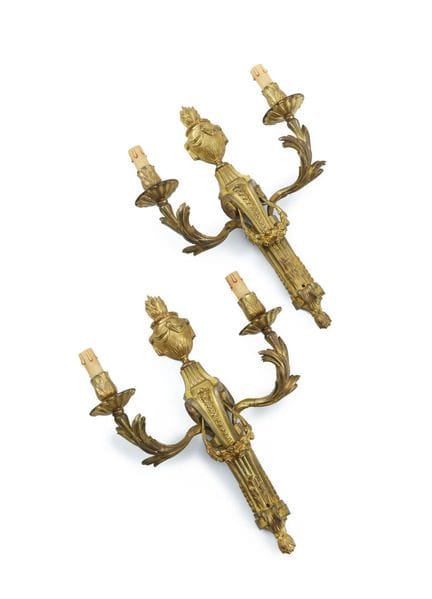 PAAR WANDLEUCHTEN 
Mit zwei Leuchtenarmen.
Verzier