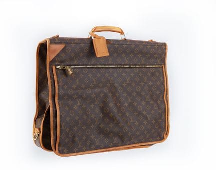 LOUIS VUITTON - BOLSA PARA ROPA
Incluye dos percha