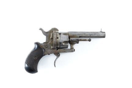 Revolver a perno, a cinque colpi, calibro 9 mm. 
C