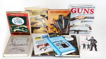 Set di nove libri sulle armi da fuoco, tra cui: 
«