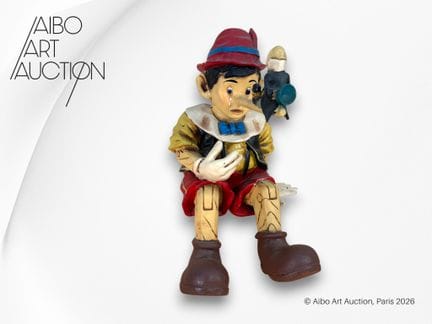 Pinocchio seduto di grandi dimensioni, con il naso