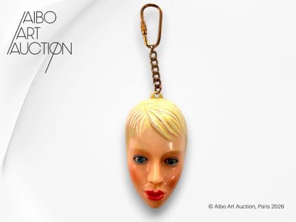 Llavero sonoro con forma de muñeca rubia de ojos a