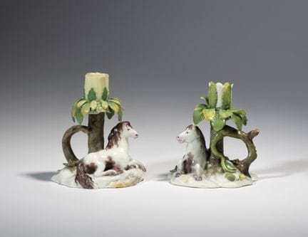 Paire de bougeoirs rares de Capodimonte
Modèle de 