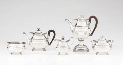 一套葡萄牙银制茶具和咖啡具
包括：茶壶、咖啡壶、奶壶、残渣碗和带盖糖罐
银质
部分抛光装饰，饰有浮雕