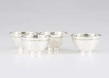 一套四只葡萄牙银杯
银质，纯度 .916
雕刻装饰灵感源自波尔图·科沃·达·班德拉男爵委托制作的中国