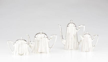 一套葡萄牙银制茶具和咖啡具
包括：茶壶、咖啡壶、奶壶和糖罐
银质
抛光装饰
波尔图 hallmark