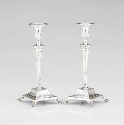 Un par de candelabros de plata
Plata, ley 0,833
De