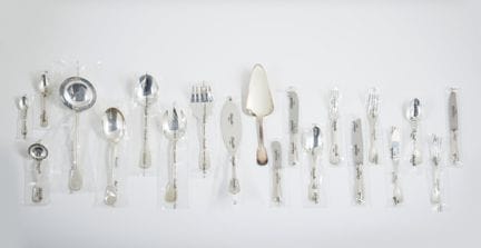 一套克里斯托弗（CHRISTOFLE）六人份镀银的金属餐具套装
希农（Chinon）款式
包含：10