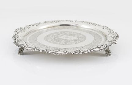 Una bandeja de plata portuguesa
Plata
Base grabada