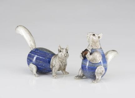 Paire de sculptures d'écureuils en lapis-lazuli
Sc