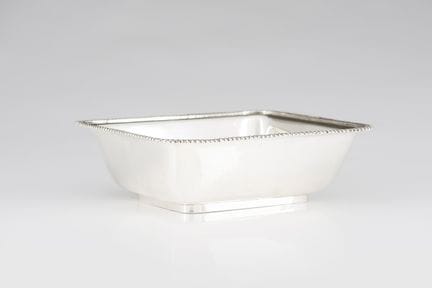 Una fuente rectangular portuguesa de plata
Plata, 