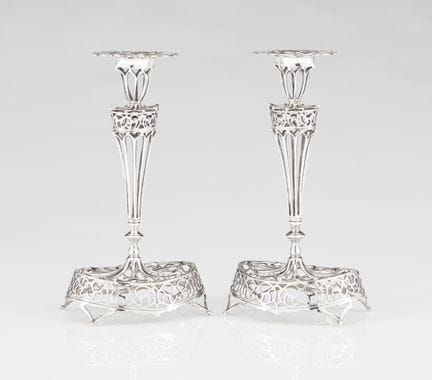 Un par de candelabros de plata de MANUEL ALCINO
Pl