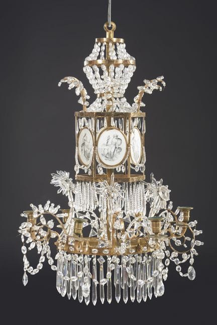 Lustre néoclassique à six lumières
Bronze doré et 