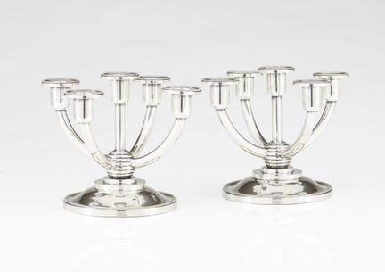 Un par de candelabros portugueses de plata de esti