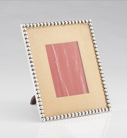 一款葡萄牙银制画框
银质，纯度 .833
木质背板
波尔图印记（1938-1984）
30.5×25
