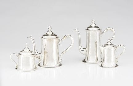 一套葡萄牙银制茶具和咖啡具
包括：茶壶、咖啡壶、奶壶和糖罐
银质，纯度 .833
素面抛光装饰
波尔