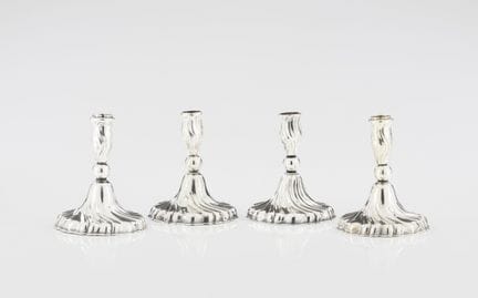 Juego de cuatro candelabros plateados
Metal platea
