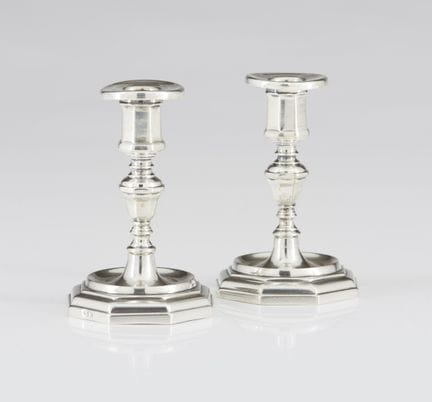 Un par de pequeños candelabros portugueses de plat
