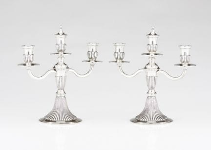 Un par de candelabros portugueses de plata de tres