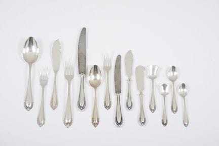 一套葡萄牙银制十二人份餐具套装
包括：15件餐盘；汤勺；鱼叉和鱼刀；肉叉和肉刀；甜点勺、叉和刀；茶匙