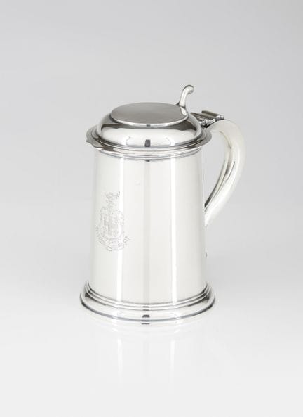 一款英国银制酒杯
银质，纯度 .925
饰有抛光及镌刻图案，包含家族纹章和格言“HORA FUGIT