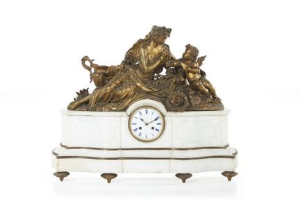 Horloge de cheminée de style Louis XVI
Bronze et m