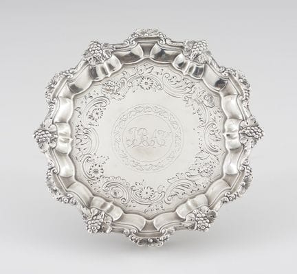 Una bandeja de plata inglesa
Plata, ley .925
Decor